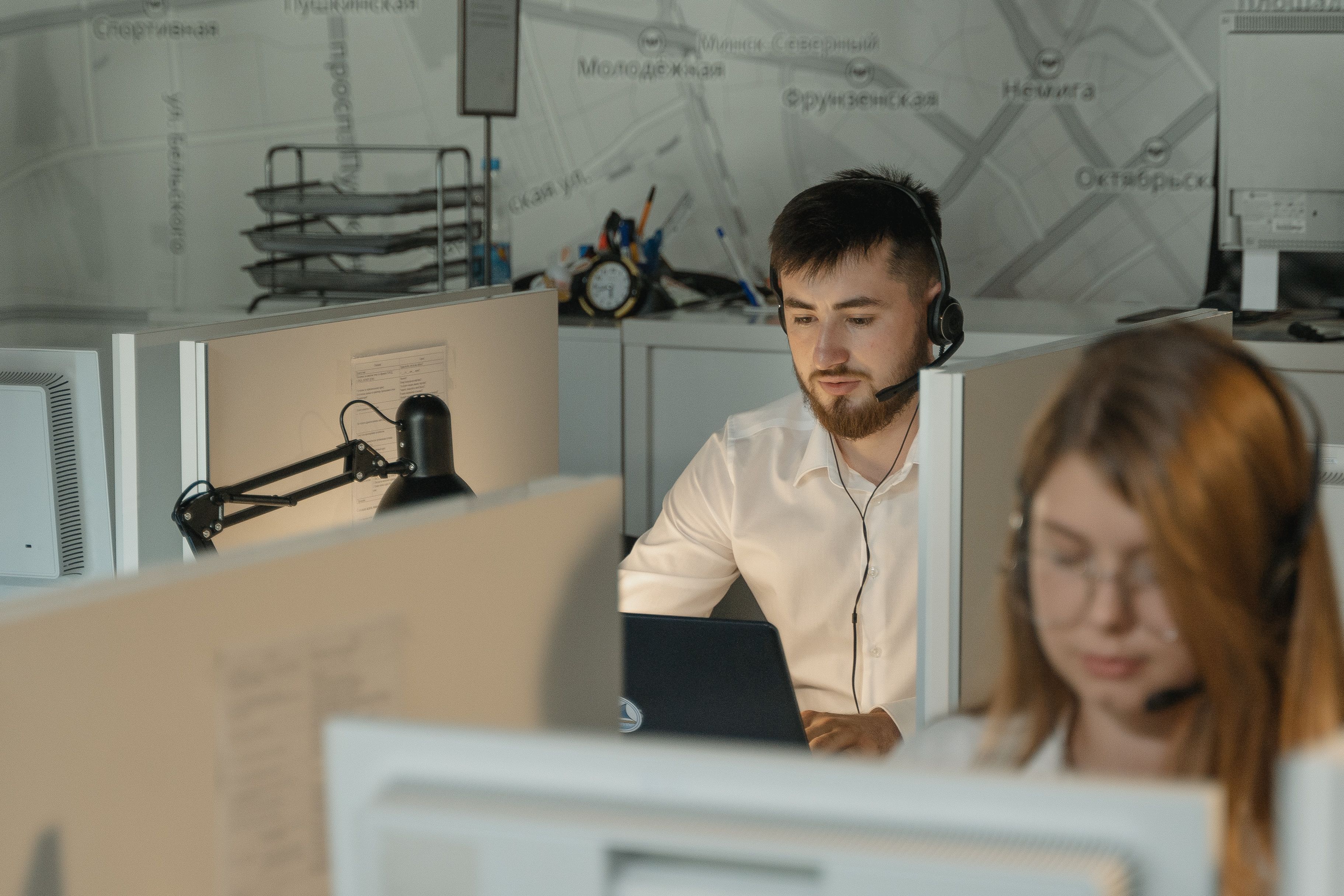 Ingeniero de redes gestionando servidores